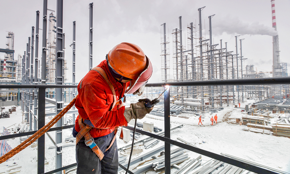 2017年3月，正和石化油品質(zhì)量升級項目建設(shè)如火如荼，每一個角落都散落著緊鑼密鼓施工的人員，在鋼與鐵的戰(zhàn)場，他們構(gòu)成了最和諧的畫面。（作者：胡海玲）