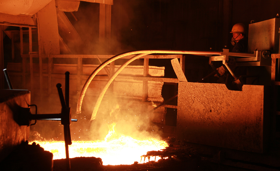 中國兵器工業(yè)集團內(nèi)蒙古第一機械集團有限公司一分公司崔志剛，從事煉鋼工作以來，穩(wěn)步提高鋼水質(zhì)量，不斷降低冶煉成本。所在班組曾獲得內(nèi)蒙古質(zhì)量信得過班組榮譽稱號。一張被火熏紅的臉龐是他奮斗的印記，加油，不被辜負的烈火青春。圖為崔志剛正在進行熱裝塞桿工序。（作者：龔媛）