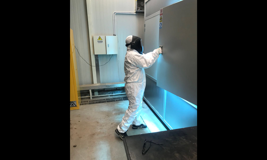 2018年5月4日上午，在中國建材檢驗(yàn)認(rèn)證集團(tuán)股份有限公司光伏試驗(yàn)室，胡曉楊對光伏紫外輻照箱進(jìn)行例行檢查。（作者：丁佐鑫）