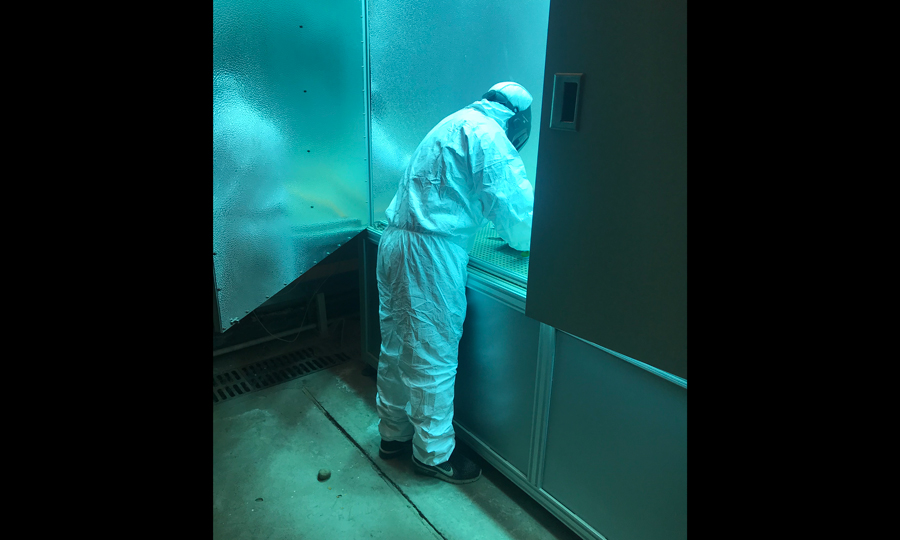 胡曉楊重新擺放好輻照產(chǎn)品，準(zhǔn)備關(guān)閉箱門。（作者：丁佐鑫）